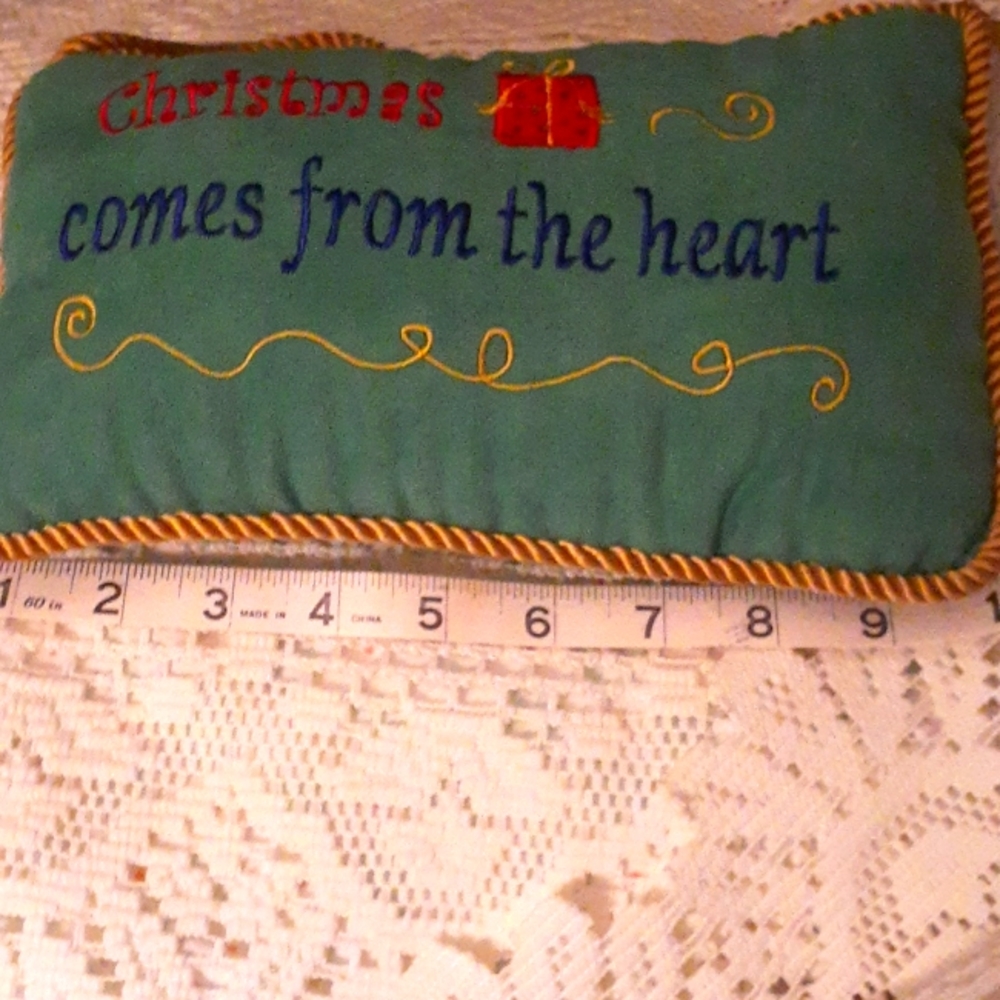 Nwt from Garden Ridge synthetic yarn pillow  can hang on door, stairway or wall
